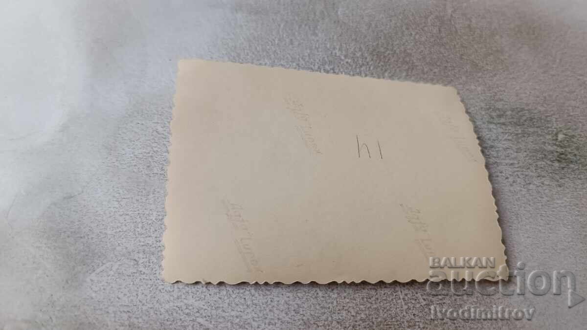 Φωτογραφία Σκοπίων: Νέος και δύο κοπέλες στην πλατεία με τιμή 2.35 BGN | € 1.20