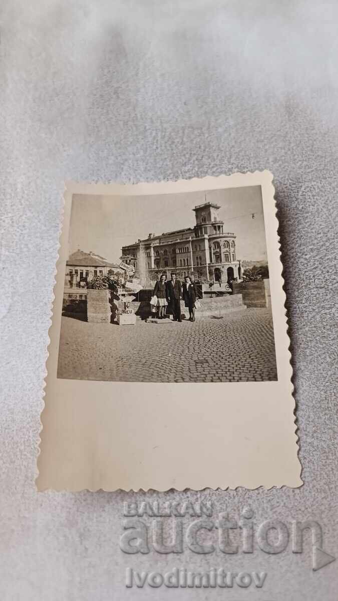 Φωτογραφία Σκοπίων: Νέος και δύο κοπέλες στην πλατεία