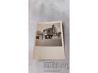 Φωτογραφία Σκοπίων: Νέος και δύο κοπέλες στην πλατεία