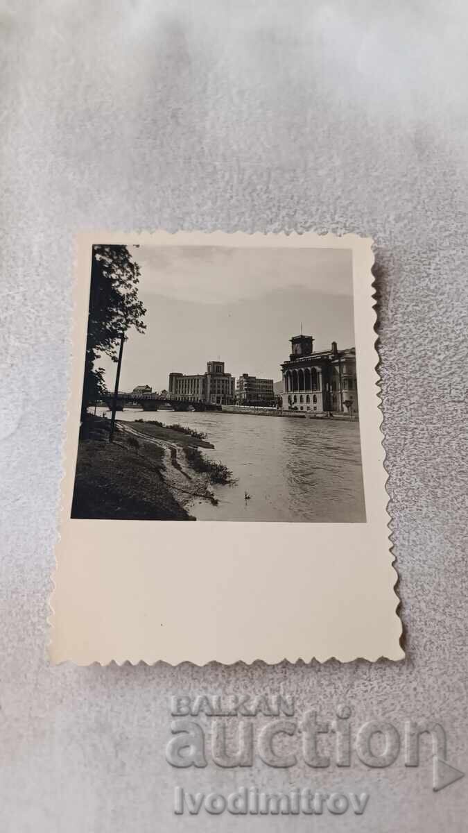 Φωτογραφία Σκοπίων με τον ποταμό Βαρδάρη