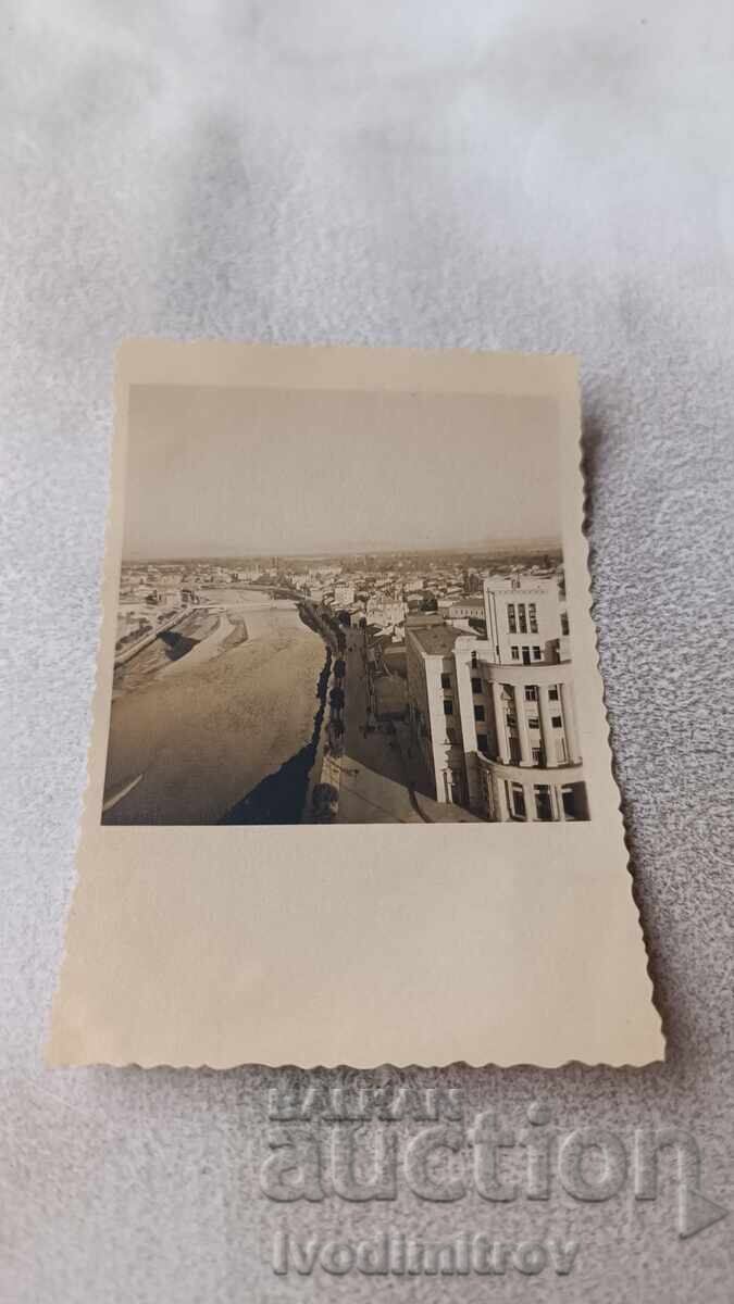 Φωτογραφία Σκοπίων με τον ποταμό Βαρδάρη