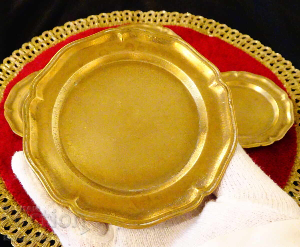 Σετ από 4 βαριές μπρούτζινες πιατέλες με τιμή 12.00 BGN | € 6.14