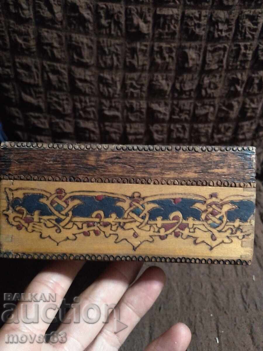Licitație Cutie de lemn. Pirogravată