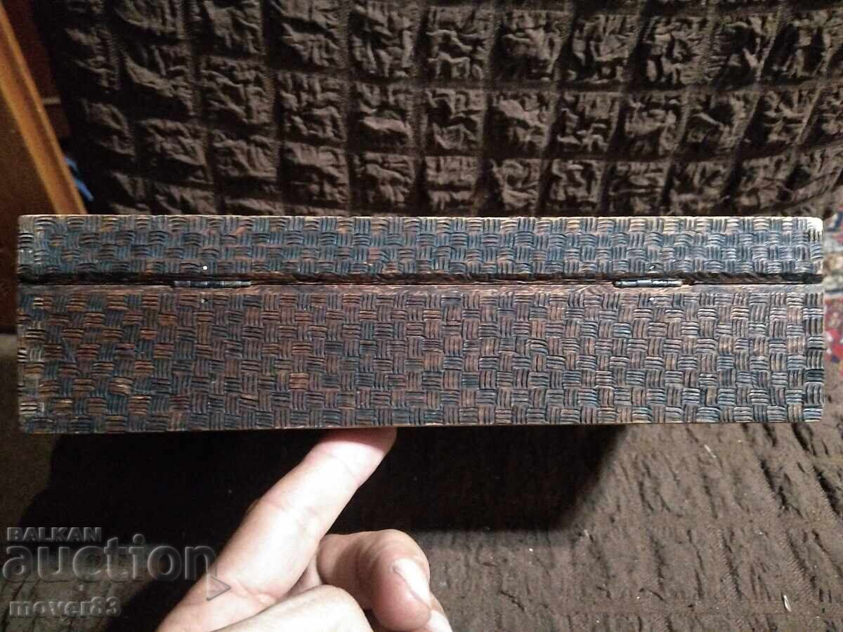 Livrarea Cutie de lemn. Pirogravată