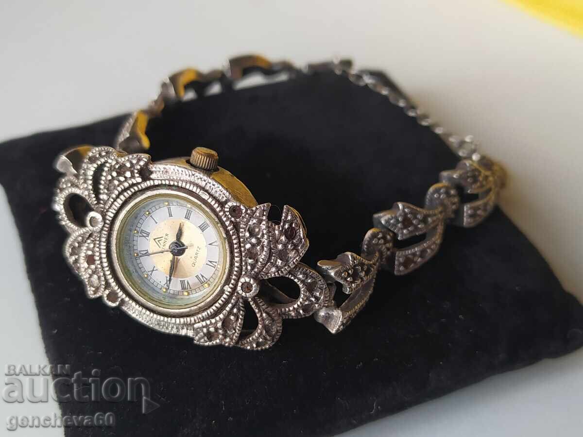 Delivery of Vintage WINNER watch with a silver chain