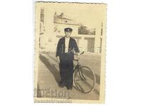 ΜΙΚΡΗ ΠΑΛΙΑ ΦΩΤΟΓΡΑΦΙΑ ΒΑΡΝΑ ΜΑΘΗΤΗΣ ΓΥΜΝΑΣΙΟΥ ΜΕ ΠΟΔΗΛΑΤΟ Ε706