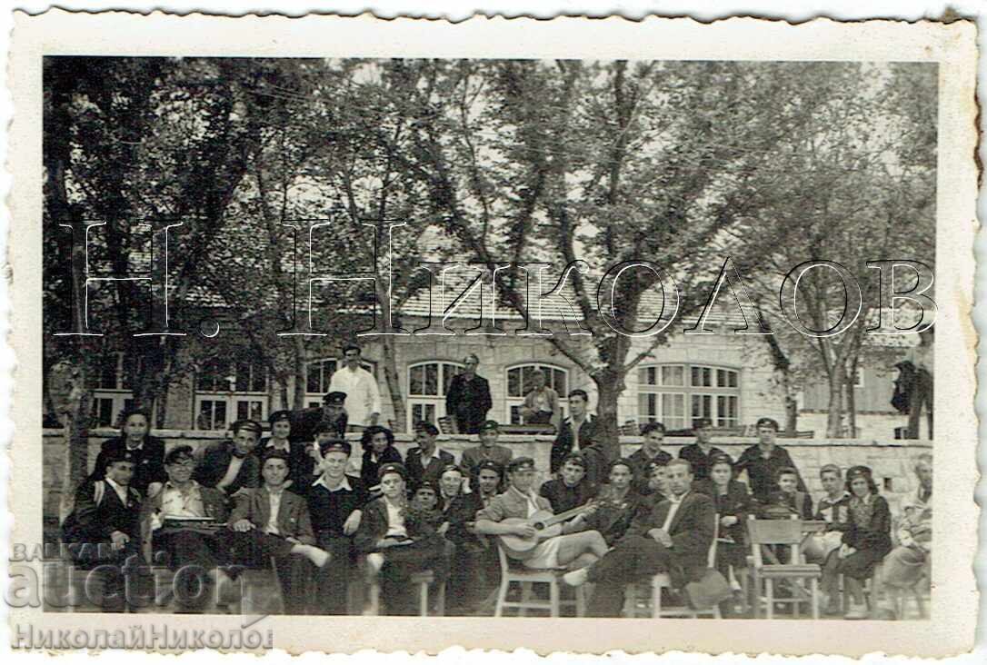 1950 FOTOGRAFIE MICĂ VECHE VARNA ELEVI DE GIMNAZIU BALKANTOURIST E709