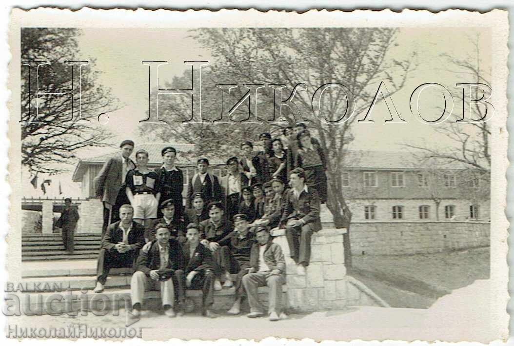 1950 SMALL OLD PHOTO VARNA HIGH SCHOOL STUDENTS BALKANTOURIST E711