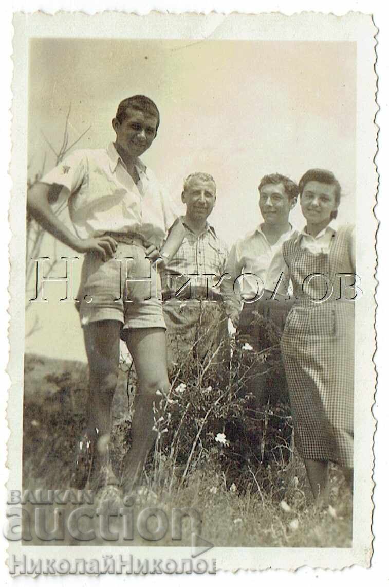 МАЛКА СТАРА СНИМКА ВАРНА ГИМНАЗИСТИ С УЧИТЕЛ НА ПОЛЕТО Е714