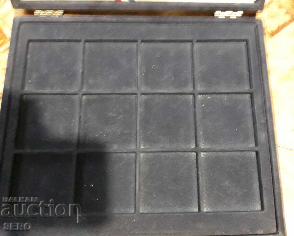 Licitație Cutie pentru 12 monede cu dimensiunea 54-56 mm