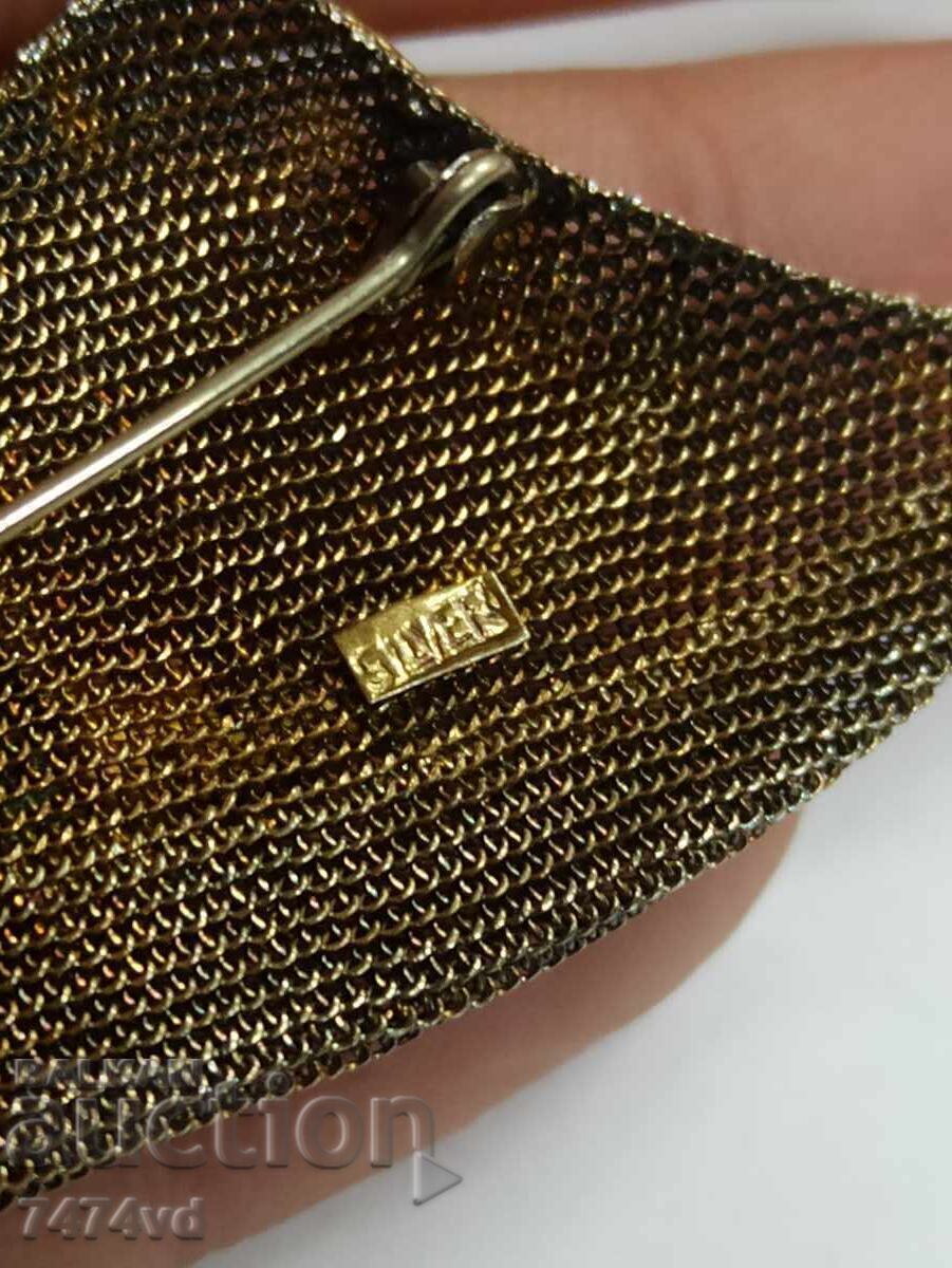 Licitație Broșă elegantă antică din argint cu aurire și email-șapcă Licitație Broșă elegantă antică din argint cu aurire și email-șapcă