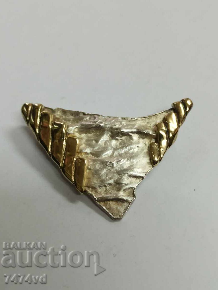 SILVER BROOCH WITH GOLD PLATING, NON-STANDARD SHAPE SILVER BROOCH WITH GOLD PLATING, NON-STANDARD SHAPE