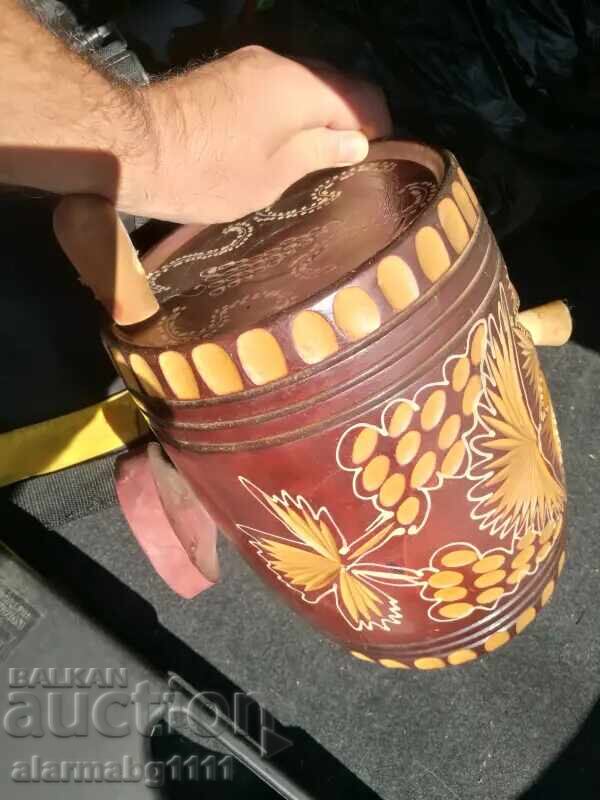 Licitație Butoiaș din lemn cu sculptură, colorare și desene Licitație Butoiaș din lemn cu sculptură, colorare și desene