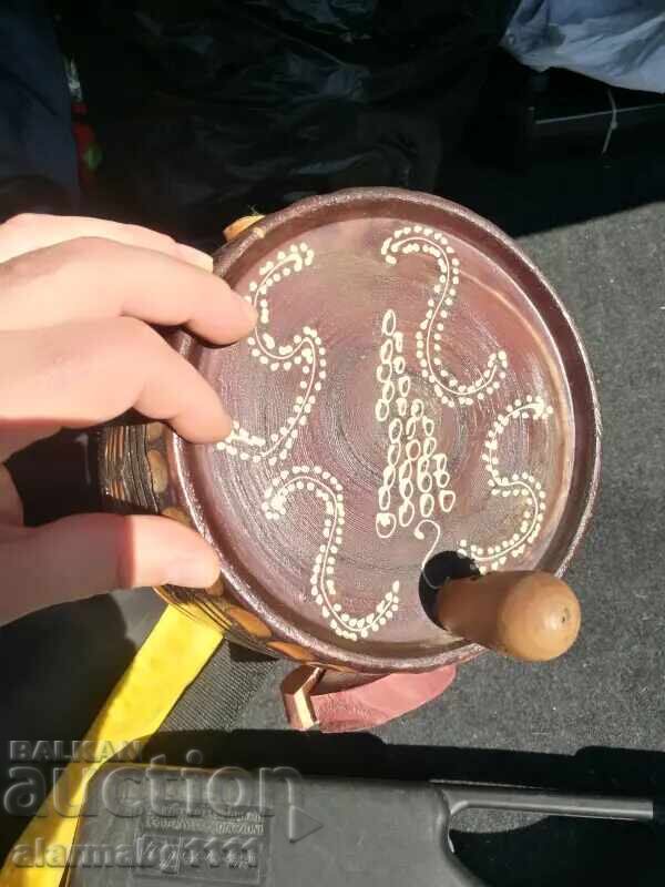 Livrarea Butoiaș din lemn cu sculptură, colorare și desene Livrarea Butoiaș din lemn cu sculptură, colorare și desene