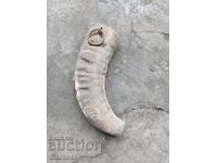 Стар биволски рог са съхранение на катран