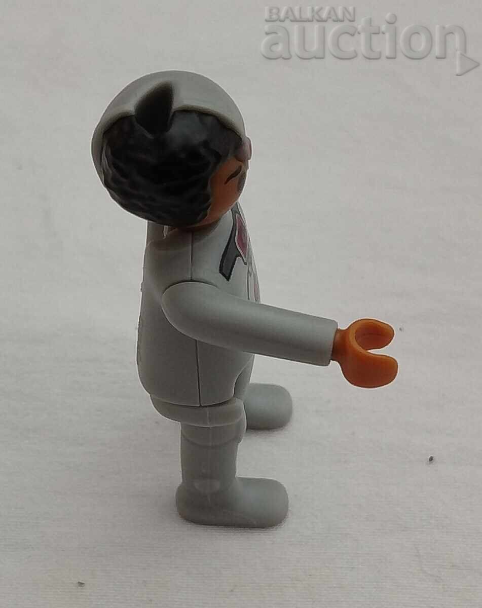 Delivery of CYBORG CHOCOLATE EGG KINDER PLAYMOBIL Delivery of CYBORG CHOCOLATE EGG KINDER PLAYMOBIL