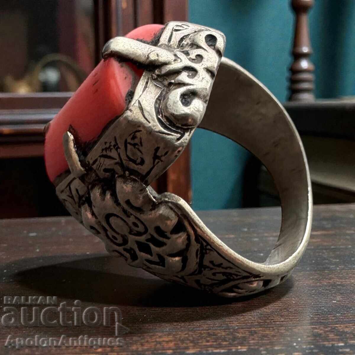 Стар Сребърен Пръстен с Корал Стар Сребърен Пръстен с Корал