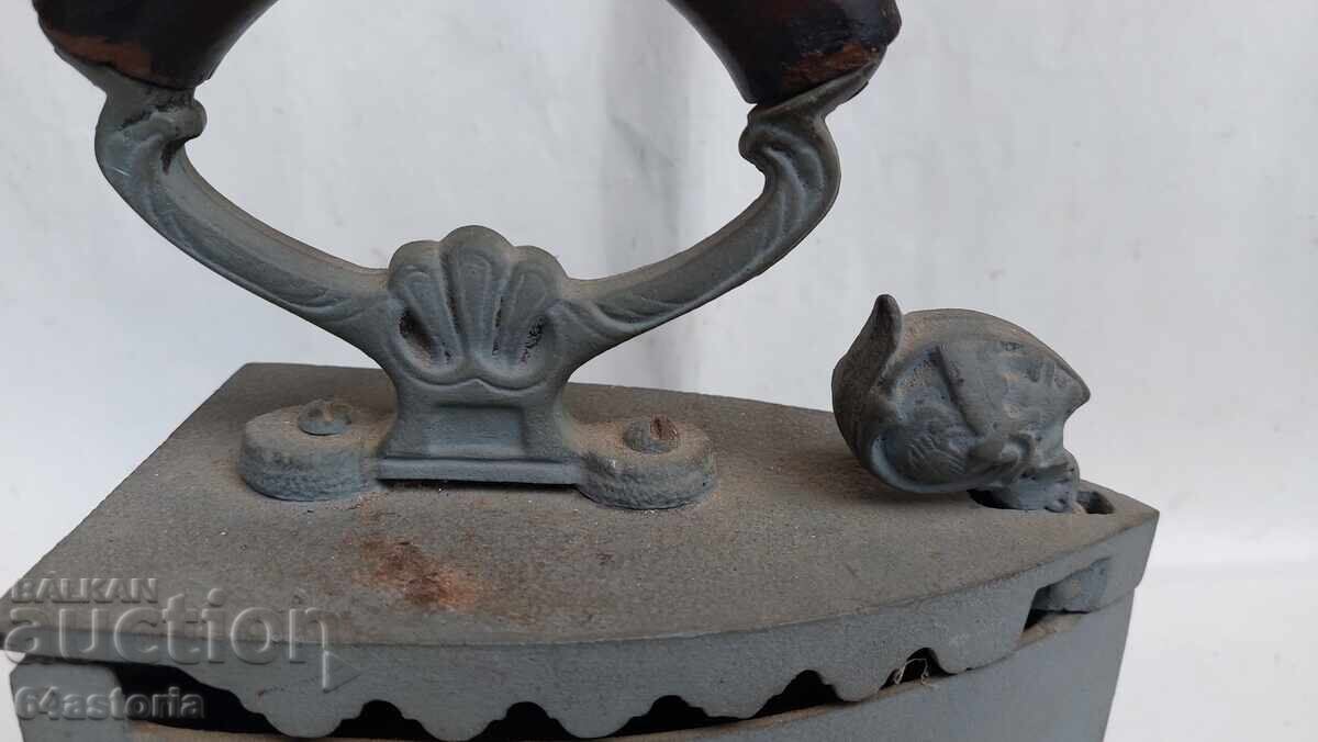 Ютия на жар,на въглища,на въглени,петле,старинна ютия с цена 55.00 лв. | € 28.12 Ютия на жар,на въглища,на въглени,петле,старинна ютия с цена 55.00 лв. | € 28.12