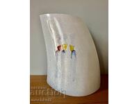 Σχεδιασμένο βάζο με προσωπικότητα — ψάχνει για το νέο του σπίτι