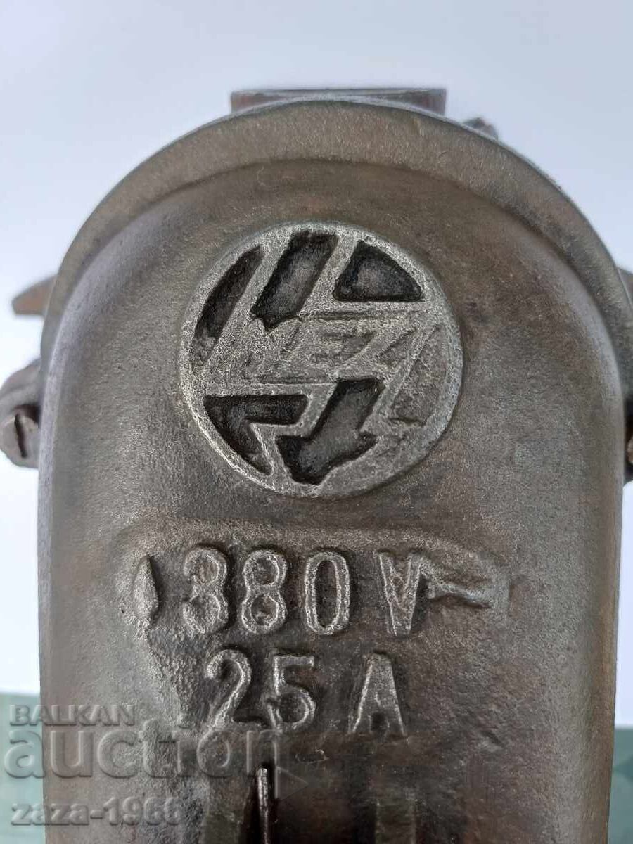 Доставка на Промишлен контакт и щепсел 380V Доставка на Промишлен контакт и щепсел 380V