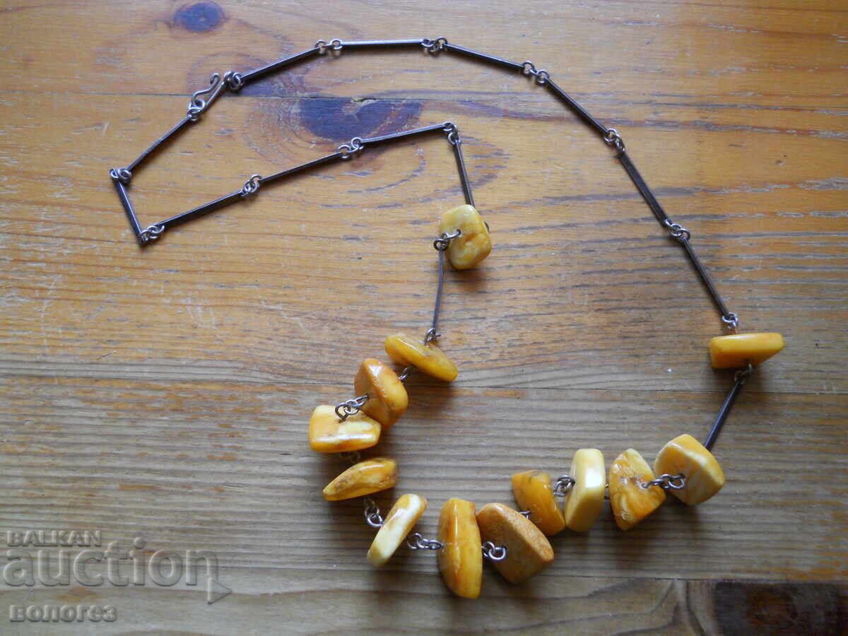 Αρχαίο ασημένιο κολιέ με μενταγιόν από κεχριμπάρι Βαλτικής