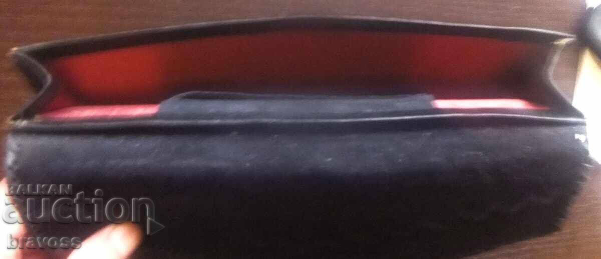 Δερμάτινη τσάντα - τύπου χαρτοφύλακα με τιμή 5.00 BGN | € 2.56 Δερμάτινη τσάντα - τύπου χαρτοφύλακα με τιμή 5.00 BGN | € 2.56