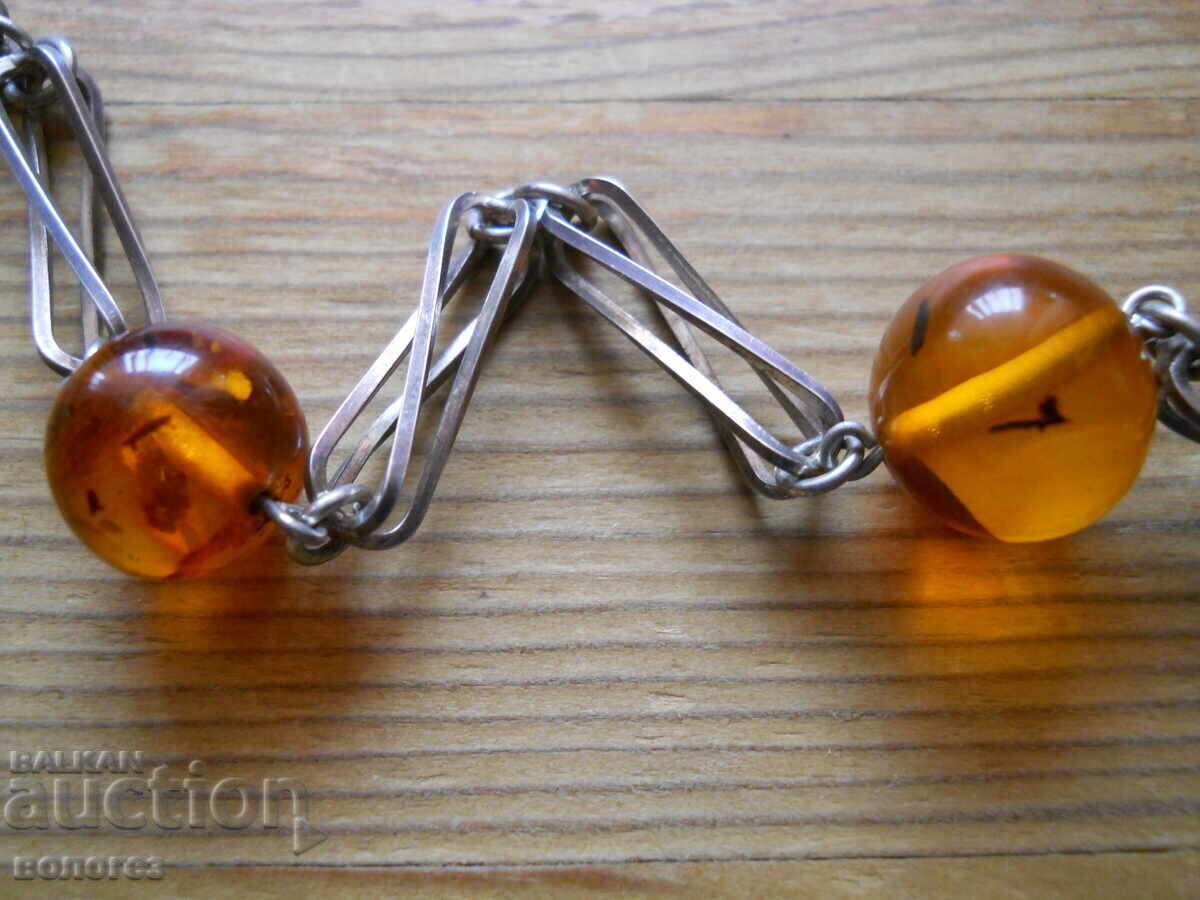 Δημοπρασία Αρχαίο ασημένιο κολιέ με μενταγιόν από κεχριμπάρι Βαλτικής