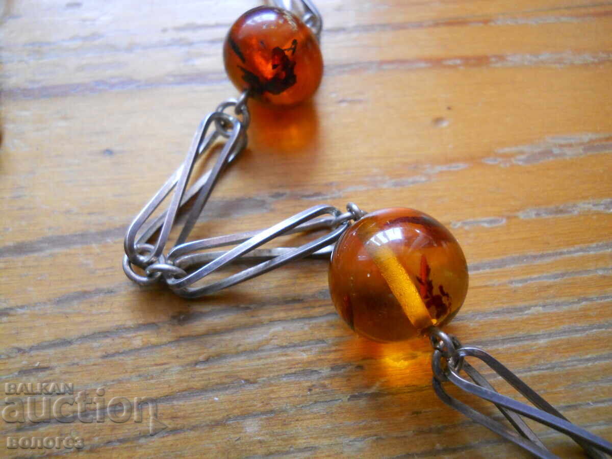 Παράδοση Αρχαίο ασημένιο κολιέ με μενταγιόν από κεχριμπάρι Βαλτικής