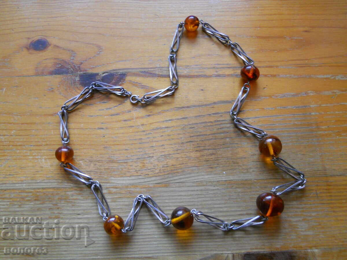 Αρχαίο ασημένιο κολιέ με μενταγιόν από κεχριμπάρι Βαλτικής