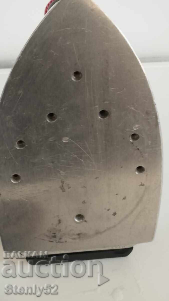 Livrarea Fier de călcat electric cu abur vechi din URSS