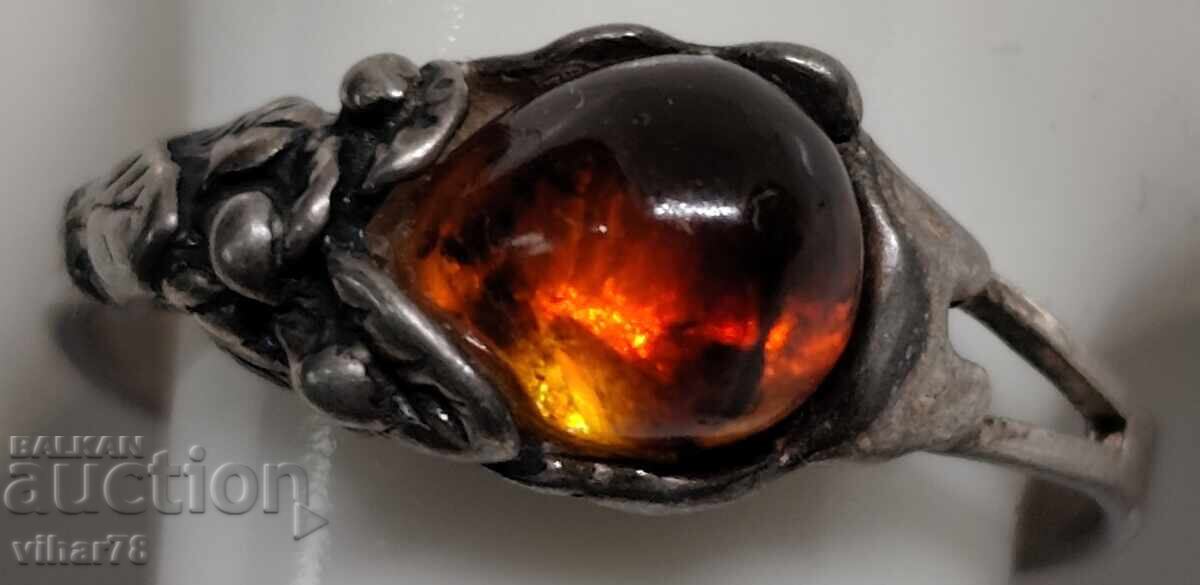 Γυναικείο ασημένιο δαχτυλίδι με κεχριμπάρι Γυναικείο ασημένιο δαχτυλίδι με κεχριμπάρι