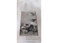 Cartolină Poștală Model și Păpuși