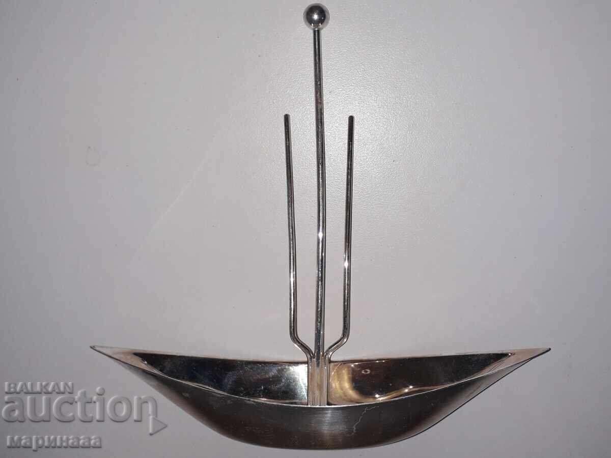 СТАРА ПОСТАВКА ''ЛОДКА'' ЗА САЛФЕТКИ с цена 6.00 лв. | € 3.07 СТАРА ПОСТАВКА ''ЛОДКА'' ЗА САЛФЕТКИ с цена 6.00 лв. | € 3.07