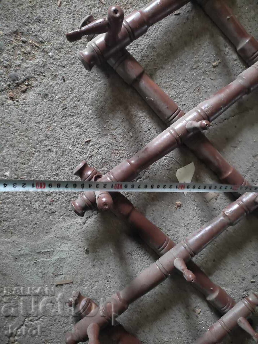 Licitație Vechi umeraș de lemn rustic Preț 20 lv Licitație Vechi umeraș de lemn rustic Preț 20 lv