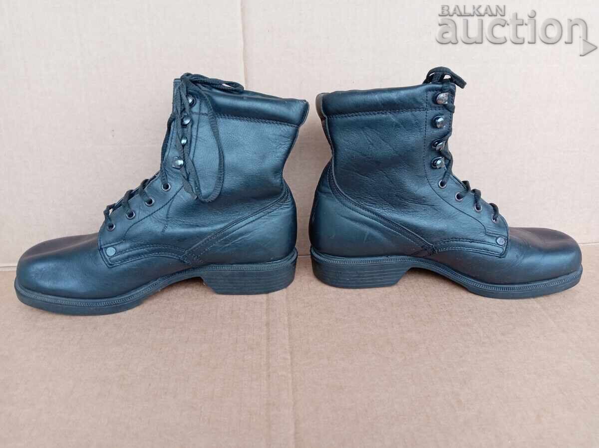 Ghete militare vechi, bocanci, piele naturală cu preț 51.00 BGN | € 26.08 Ghete militare vechi, bocanci, piele naturală cu preț 51.00 BGN | € 26.08