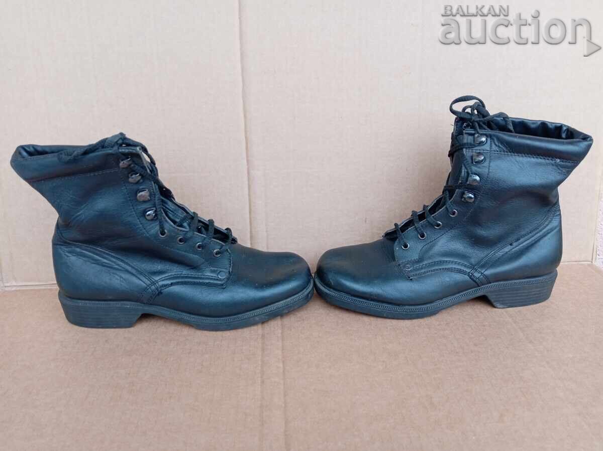 Licitație Ghete militare vechi, bocanci, piele naturală Licitație Ghete militare vechi, bocanci, piele naturală