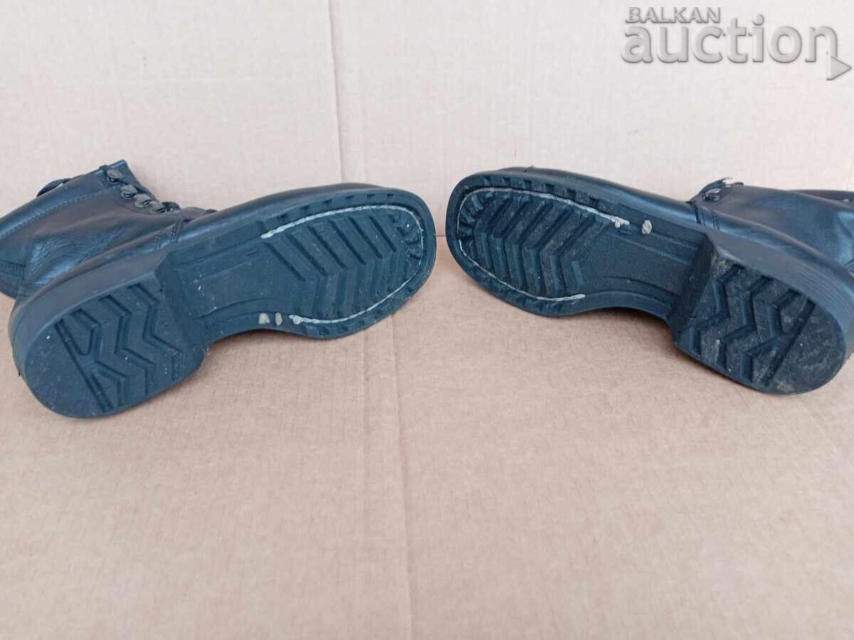 Livrarea Ghete militare vechi, bocanci, piele naturală Livrarea Ghete militare vechi, bocanci, piele naturală