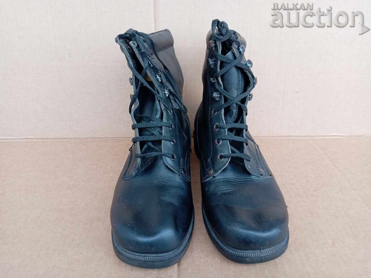 Ghete militare vechi, bocanci, piele naturală Ghete militare vechi, bocanci, piele naturală