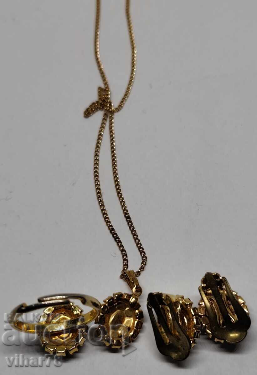 Παράδοση Σετ-δαχτυλίδι-μενταγιόν και σκουλαρίκια Παράδοση Σετ-δαχτυλίδι-μενταγιόν και σκουλαρίκια