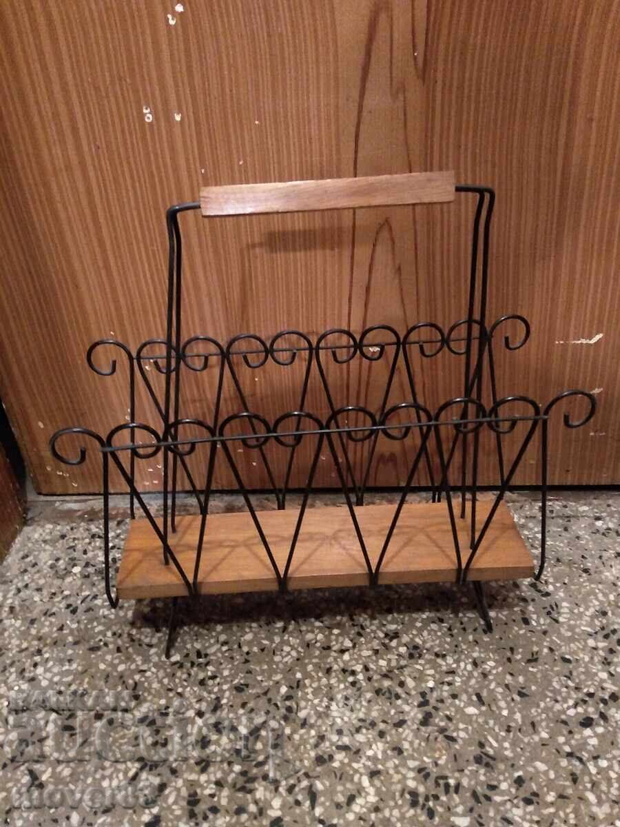 Кошничка/поставка за вестници. Кошничка/поставка за вестници.