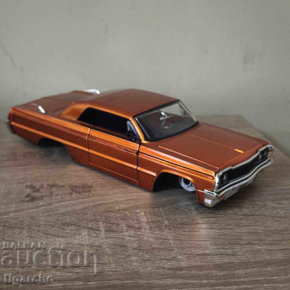 Ένα μεταλλικό καρότσι Ένα μεταλλικό καρότσι