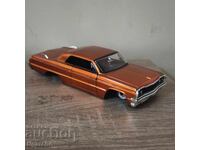 Un cărucior de metal