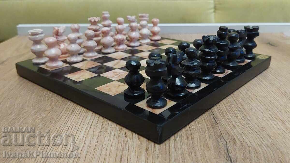 Șah din onix sculptat manual pentru cunoscători Șah din onix sculptat manual pentru cunoscători