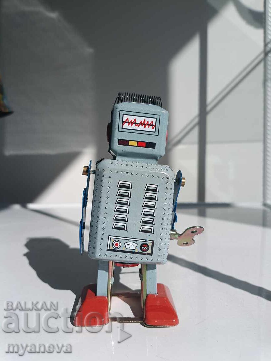 Аукцион Робот, тенекиена играчка, навива се с ключ и се движи. Аукцион Робот, тенекиена играчка, навива се с ключ и се движи.