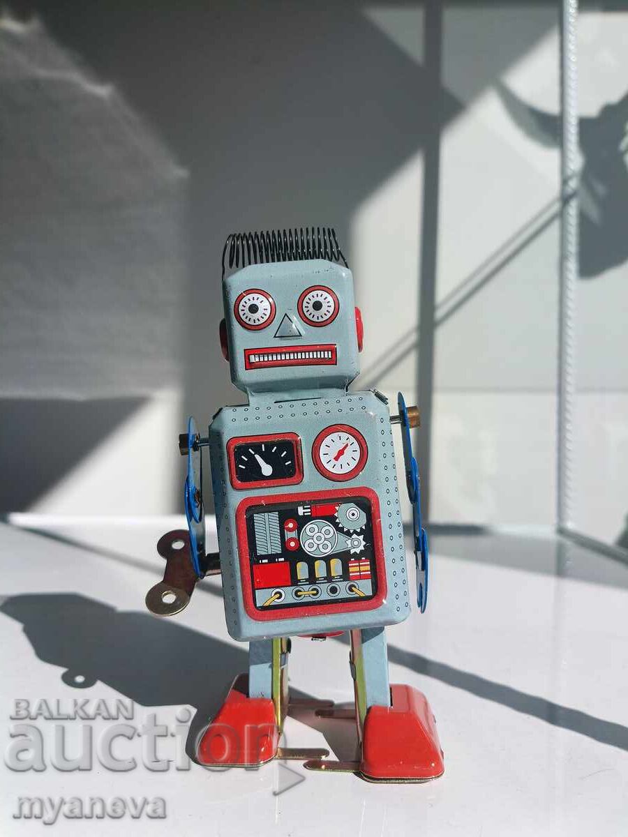 Робот, тенекиена играчка, навива се с ключ и се движи. Робот, тенекиена играчка, навива се с ключ и се движи.