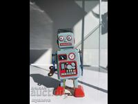 Robot, jucărie de tablă, se înfășoară cu cheiță și se mișcă