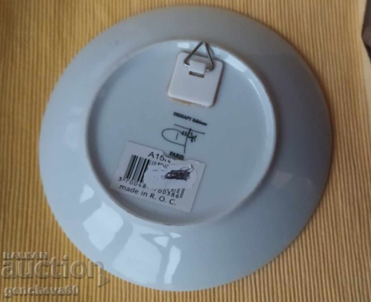 Декоративна порцеланова чиния Париж/от колекция с цена 25.00 лв. | € 12.78 Декоративна порцеланова чиния Париж/от колекция с цена 25.00 лв. | € 12.78