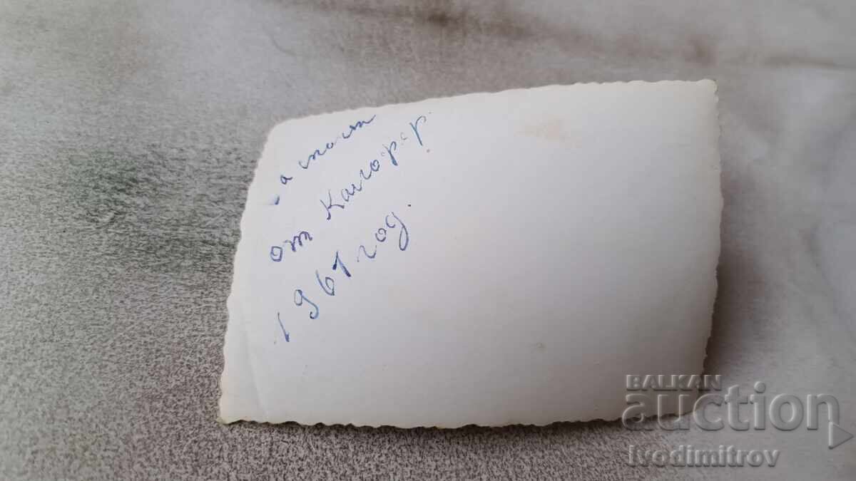 Снимка Калофер Младежи играещи волейбол 1961 с цена 1.85 лв. | € 0.95 Снимка Калофер Младежи играещи волейбол 1961 с цена 1.85 лв. | € 0.95