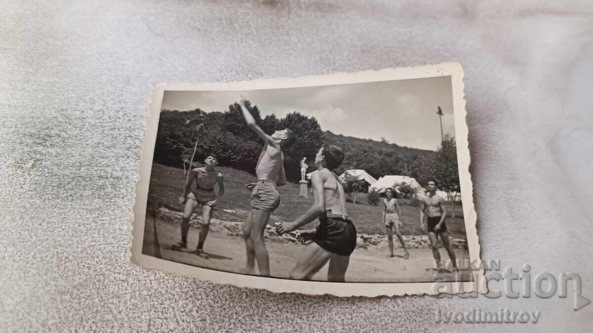 Снимка Калофер Младежи играещи волейбол 1961 Снимка Калофер Младежи играещи волейбол 1961