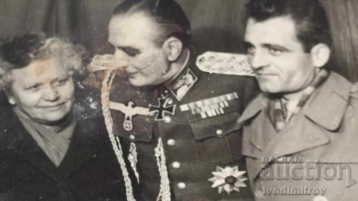 Снимка Немски офицер двама мъже и жена с цена 1.85 лв. | € 0.95 Снимка Немски офицер двама мъже и жена с цена 1.85 лв. | € 0.95